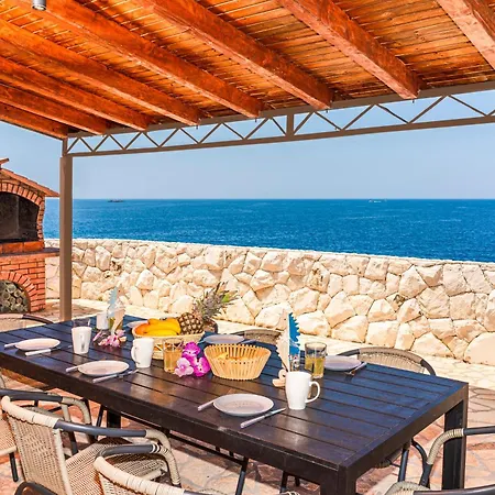 Casa de Férias Beachfront Villa, 28 Sqm Heated Infinity Pool, Open Sea Sunset Views - Sunset Sevid