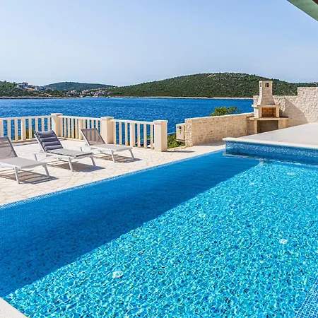 Beachfront Villa, 28 Sqm Heated Infinity Pool, Open Sea Sunset Views - Sunset Casa de Férias