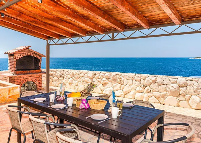 Hébergement de vacances Beachfront Villa, 28 Sqm Heated Infinity Pool, Open Sea Sunset Views - Sunset Sevid